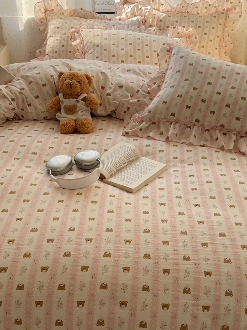 91家纺网 家纺一手货源 找家纺 盼季家纺 2025新款公主风花边小清新水洗棉床上四件套床单被套床裙三件套-风格二 排排熊-粉