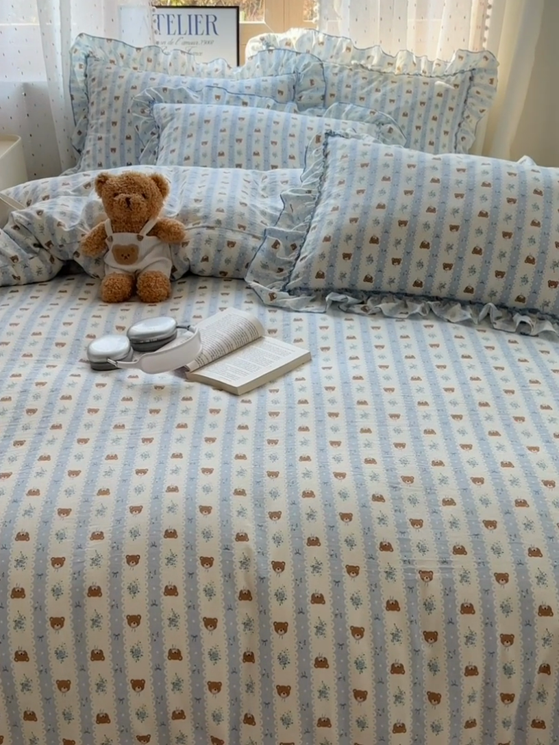 91家纺网 家纺一手货源 找家纺 盼季家纺 2025新款公主风花边小清新水洗棉床上四件套床单被套床裙三件套-风格二 排排熊-蓝