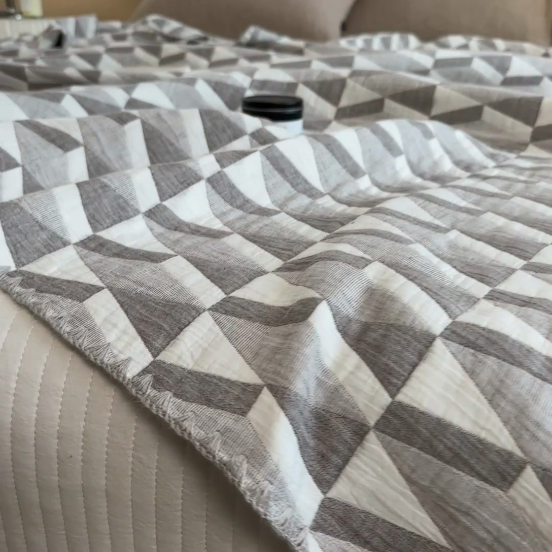 91家纺网 家纺一手货源 找家纺 兄弟坊 2025新款全棉三层纱多功能毛巾被（盖毯床单夏被）棉澜 棉澜-简纹黑白