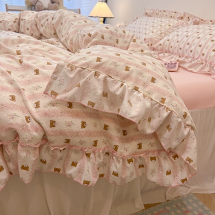 91家纺网 家纺一手货源 找家纺 盼季家纺 2025新款公主风花边小清新水洗棉床上四件套床单被套床裙三件套-风格一 排排熊-粉