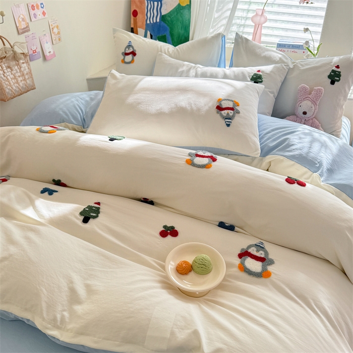 91家纺网 家纺一手货源 找家纺 多品家纺 2025新款超柔水洗棉毛巾绣四件套-豆丁企鹅 豆丁企鹅-白