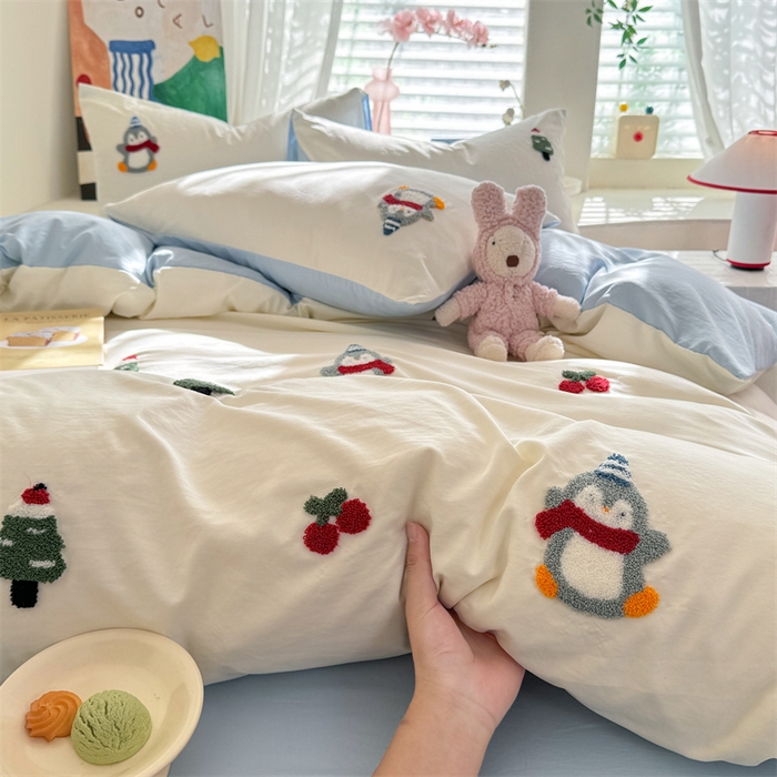 91家纺网 家纺一手货源 找家纺 多品家纺 2025新款超柔水洗棉毛巾绣四件套-豆丁企鹅 豆丁企鹅-白