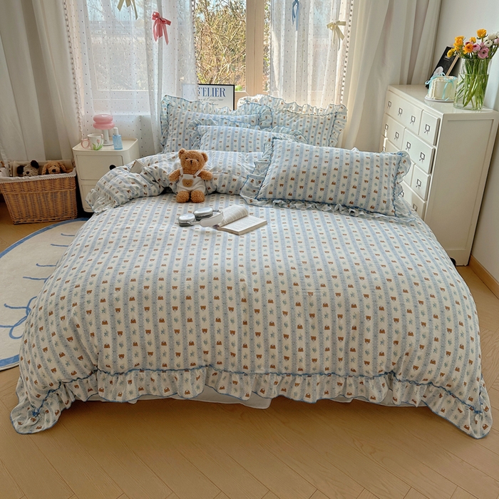 91家纺网 家纺一手货源 找家纺 盼季家纺 2025新款公主风花边小清新水洗棉床上四件套床单被套床裙三件套-风格二 排排熊-蓝