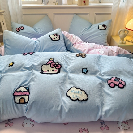 91家纺网 家纺一手货源 找家纺 盼季家纺 2025新款小清新蛋糕猫大版毛巾绣水洗棉床上用品四件套宿舍床上三件套 毛巾绣-猫咪聚会-蓝