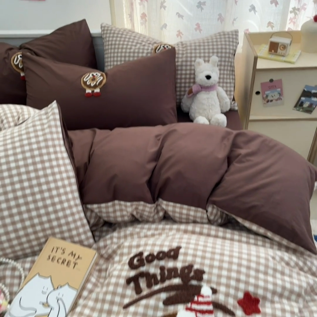 91家纺网 家纺一手货源 找家纺 呗旺鹿 2025新款A类全棉色织水洗棉毛巾绣系列四件套 甜甜圈