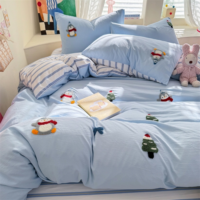 91家纺网 家纺一手货源 找家纺 多品家纺 2025新款超柔水洗棉毛巾绣四件套-豆丁企鹅 豆丁企鹅-蓝条