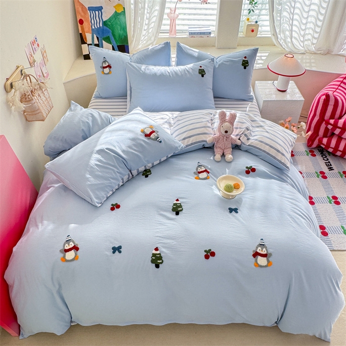 91家纺网 家纺一手货源 找家纺 多品家纺 2025新款超柔水洗棉毛巾绣四件套-豆丁企鹅 豆丁企鹅-蓝条