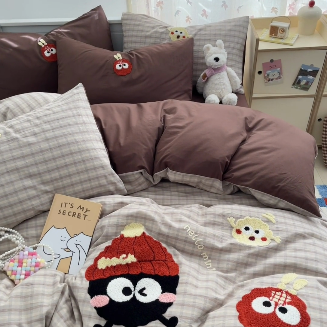 91家纺网 家纺一手货源 找家纺 呗旺鹿 2025新款A类全棉色织水洗棉毛巾绣系列四件套 煤球多多