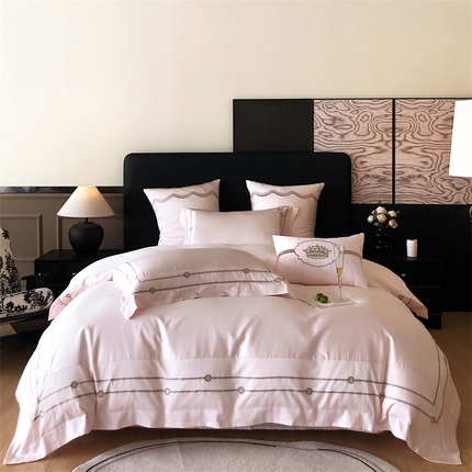 91家纺网 家纺一手货源 找家纺 曼布缇 2025春夏新款全棉高密工艺款高密绣花四件套-科瑞拉（会员-10） 科瑞拉-浅粉