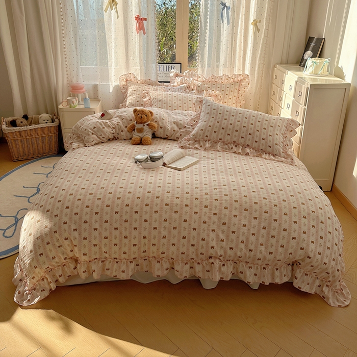 91家纺网 家纺一手货源 找家纺 盼季家纺 2025新款公主风花边小清新水洗棉床上四件套床单被套床裙三件套-风格二 排排熊-粉