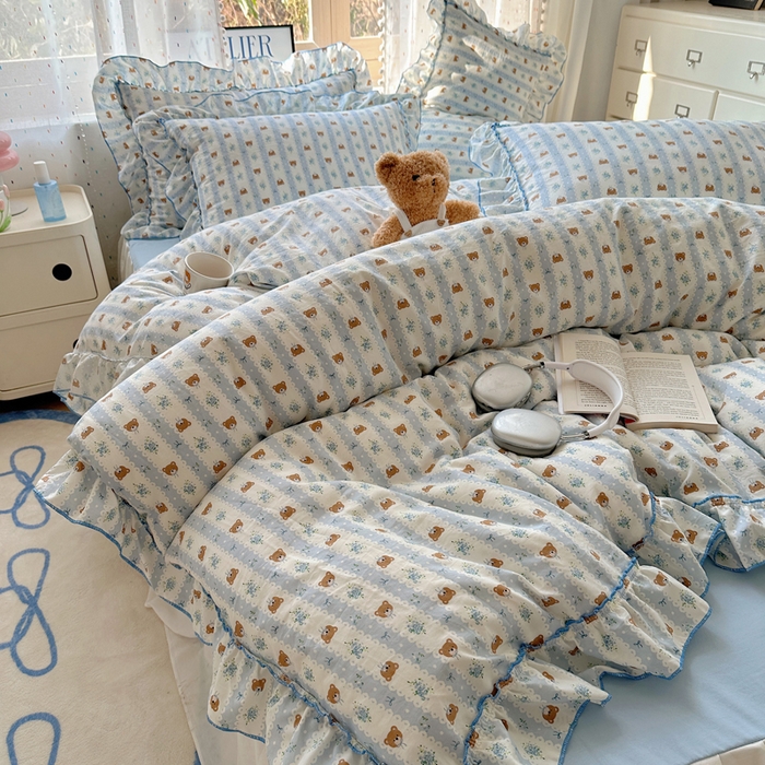 91家纺网 家纺一手货源 找家纺 盼季家纺 2025新款公主风花边小清新水洗棉床上四件套床单被套床裙三件套-风格二 排排熊-蓝