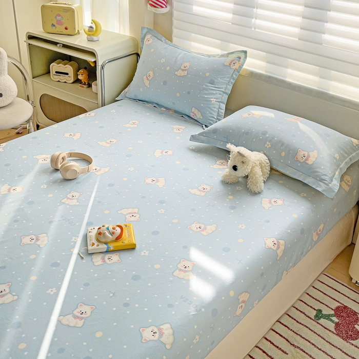 91家纺网 家纺一手货源 找家纺 春雨家居 2025新款春夏卡通印花全棉单床笠 蓝色泡芙狗