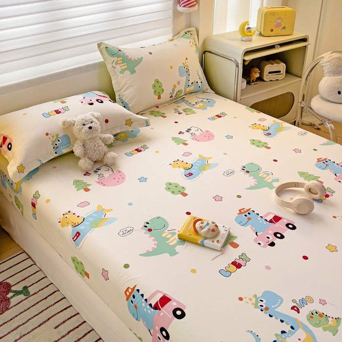 91家纺网 家纺一手货源 找家纺 春雨家居 2025新款春夏卡通印花全棉单床笠 快乐旅行