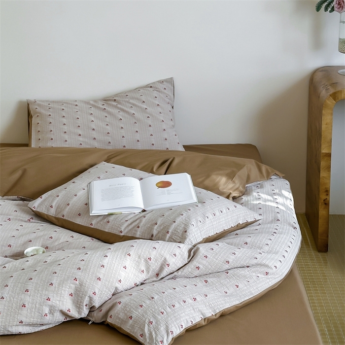 91家纺网 家纺一手货源 找家纺 云上  2025新款小樱桃大提花水洗棉四件套 樱桃-咖