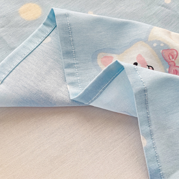 91家纺网 家纺一手货源 找家纺 春雨家居 2025新款春夏卡通印花全棉单床单 蓝色泡芙狗