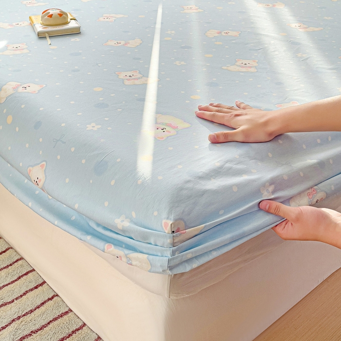 91家纺网 家纺一手货源 找家纺 春雨家居 2025新款春夏卡通印花全棉单床笠 蓝色泡芙狗