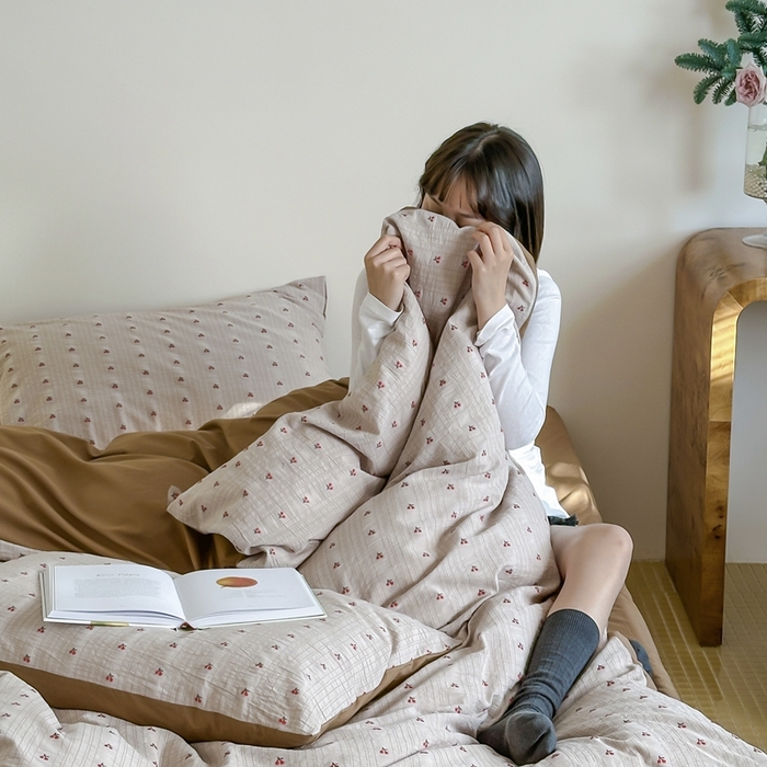 91家纺网 家纺一手货源 找家纺 云上  2025新款小樱桃大提花水洗棉四件套 樱桃-咖