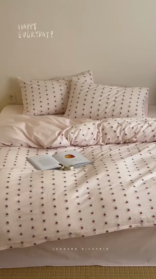 91家纺网 家纺一手货源 找家纺 云上  2025新款小樱桃大提花水洗棉四件套 樱桃-粉