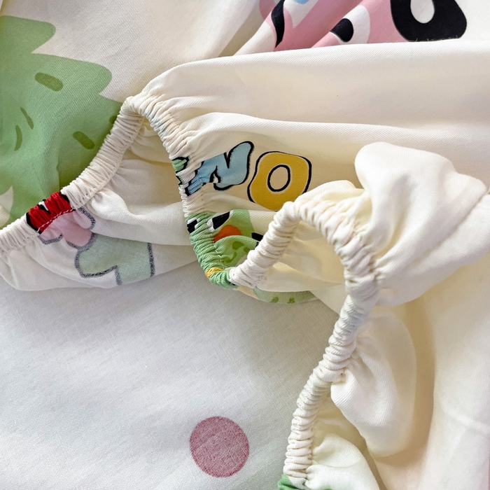 91家纺网 家纺一手货源 找家纺 春雨家居 2025新款春夏卡通印花全棉单床笠 快乐旅行
