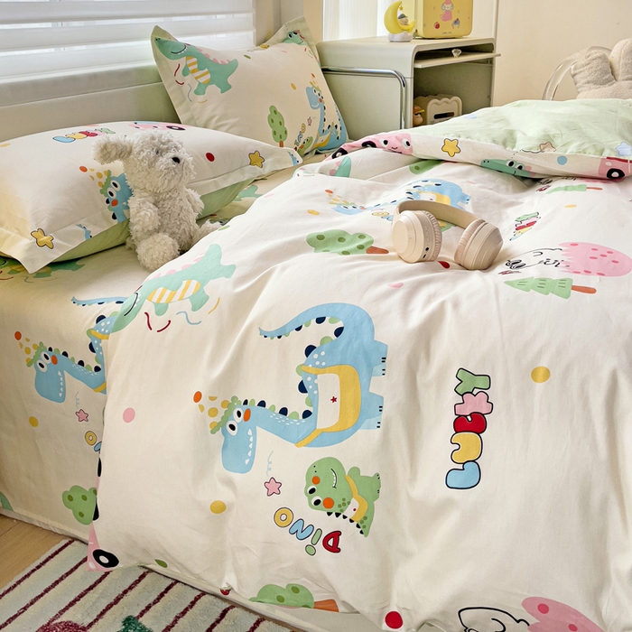 91家纺网 家纺一手货源 找家纺 春雨家居 2025新款春夏卡通印花全棉单被套 快乐旅行