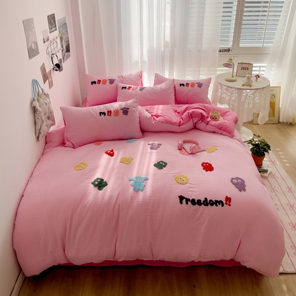 91家纺网 家纺一手货源 找家纺 花伞家居 2025新款可爱毛巾绣水洗棉四件套-自由自在（提供买家秀） 自由自在-樱草粉