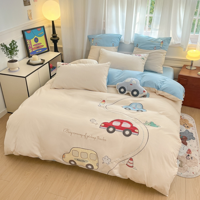 91家纺网 家纺一手货源 找家纺 博雅 2025新款全棉贴布绣卡通四件套 绣花款-汽车总动员