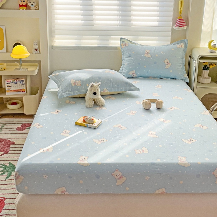 91家纺网 家纺一手货源 找家纺 春雨家居 2025新款春夏卡通印花全棉单床笠 蓝色泡芙狗