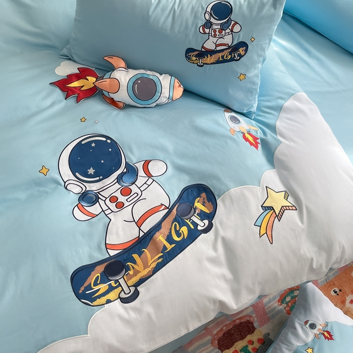 91家纺网 家纺一手货源 找家纺 博雅 2025新款全棉贴布绣卡通四件套 绣花款-太空滑板