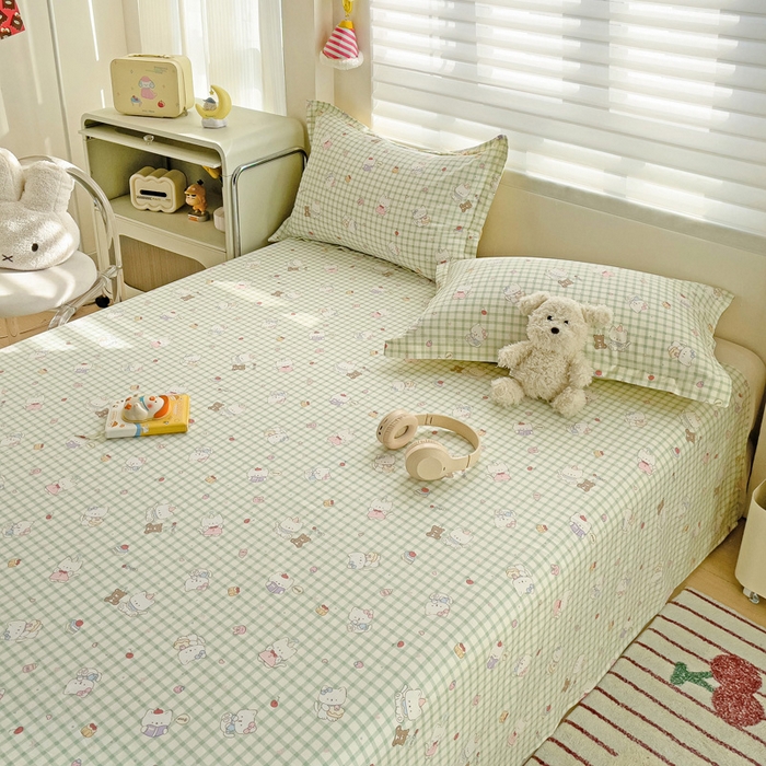 91家纺网 家纺一手货源 找家纺 春雨家居 2025新款春夏卡通印花全棉单床单 甜美梦境-绿