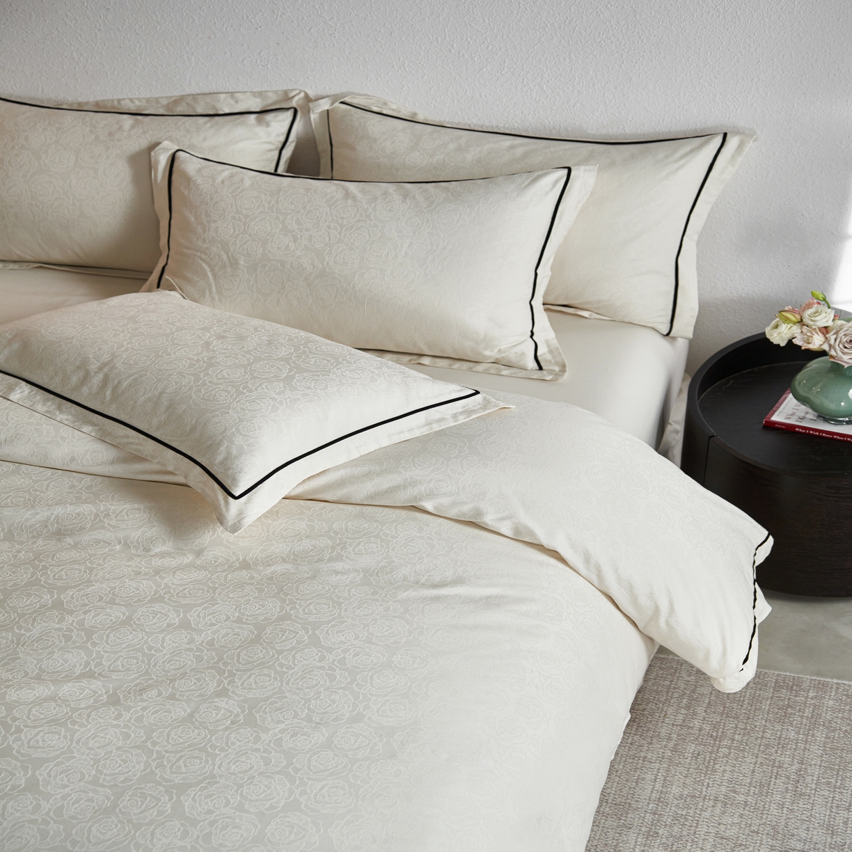 91家纺网 家纺一手货源 找家纺 三朵全棉60S贡缎长绒棉大提花四件套-花序系列 达西花园-白