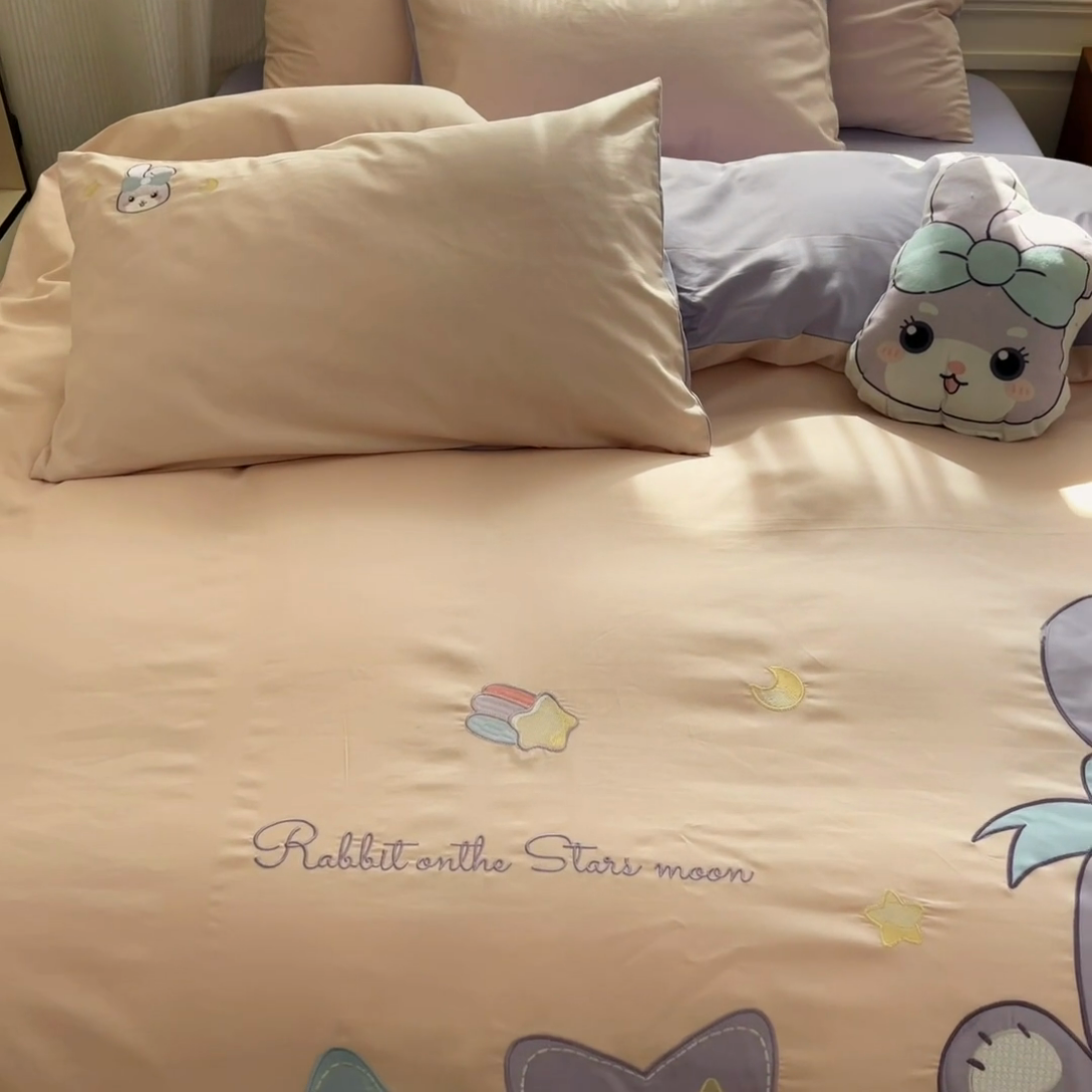 91家纺网 家纺一手货源 找家纺 博雅 2025新款全棉贴布绣卡通四件套 绣花款-星星兔