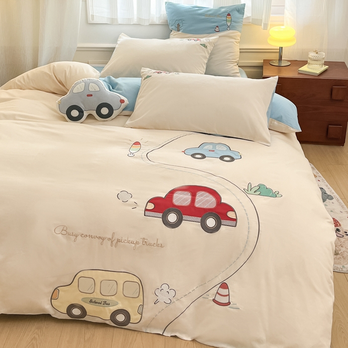 91家纺网 家纺一手货源 找家纺 博雅 2025新款全棉贴布绣卡通四件套 绣花款-汽车总动员