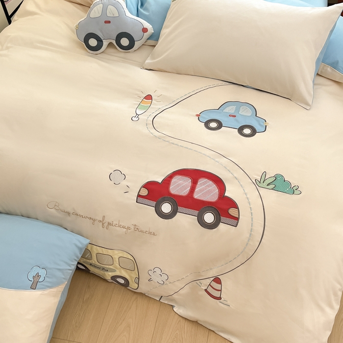 91家纺网 家纺一手货源 找家纺 博雅 2025新款全棉贴布绣卡通四件套 绣花款-汽车总动员