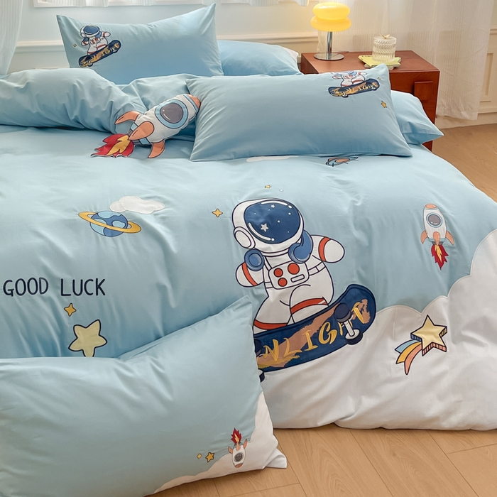 91家纺网 家纺一手货源 找家纺 博雅 2025新款全棉贴布绣卡通四件套 绣花款-太空滑板