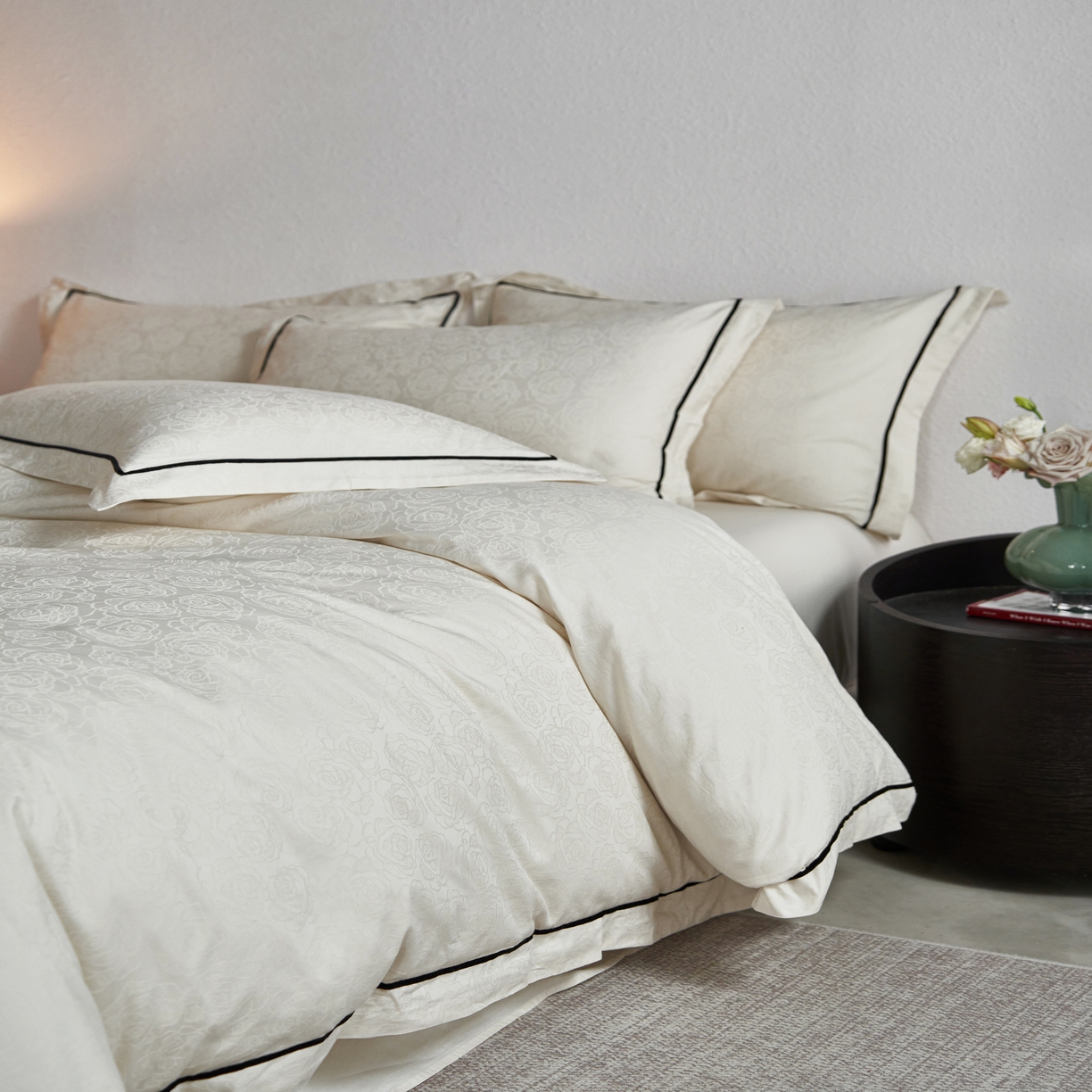 91家纺网 家纺一手货源 找家纺 三朵全棉60S贡缎长绒棉大提花四件套-花序系列 达西花园-白