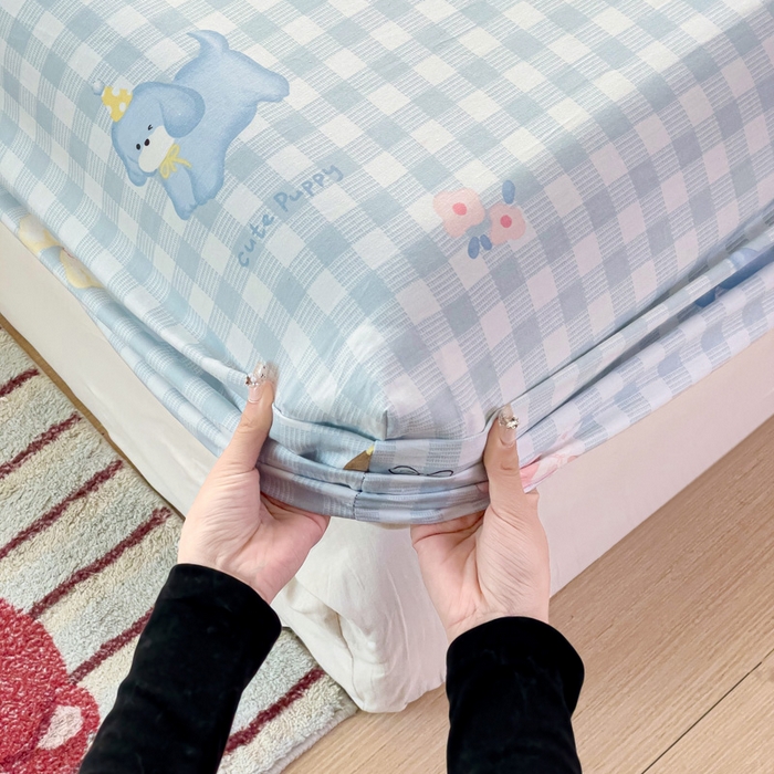 91家纺网 家纺一手货源 找家纺 春雨家居 2025新款春夏卡通印花全棉单床笠 星星发夹狗