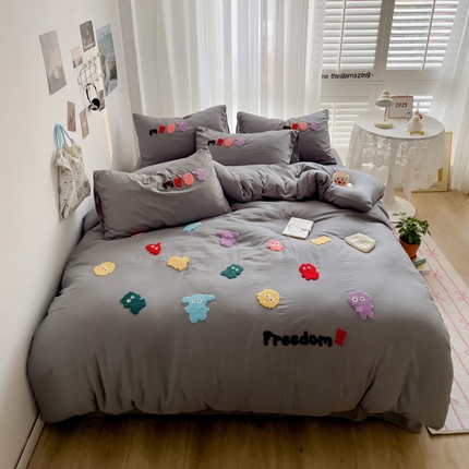 91家纺网 家纺一手货源 找家纺 花伞家居 2025新款可爱毛巾绣水洗棉四件套-自由自在（提供买家秀） 自由自在-浅灰
