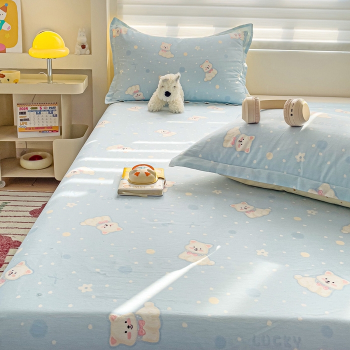 91家纺网 家纺一手货源 找家纺 春雨家居 2025新款春夏卡通印花全棉单床单 蓝色泡芙狗