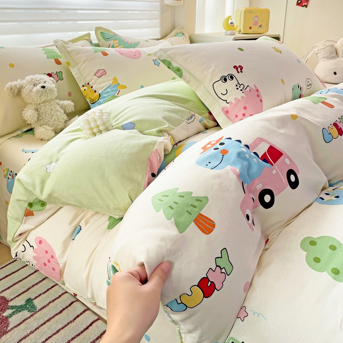 91家纺网 家纺一手货源 找家纺 春雨家居 2025新款春夏卡通印花全棉四件套 快乐旅行