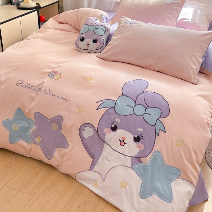 91家纺网 家纺一手货源 找家纺 博雅 2025新款全棉贴布绣卡通四件套 绣花款-星星兔