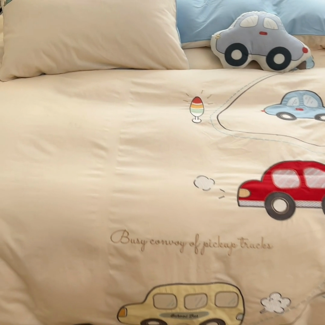 91家纺网 家纺一手货源 找家纺 博雅 2025新款全棉贴布绣卡通四件套 绣花款-汽车总动员