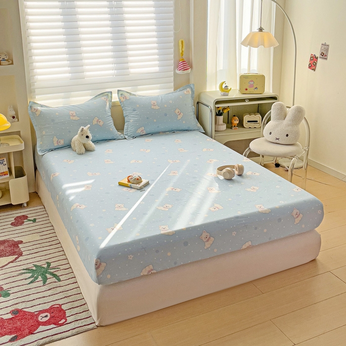 91家纺网 家纺一手货源 找家纺 春雨家居 2025新款春夏卡通印花全棉单床笠 蓝色泡芙狗