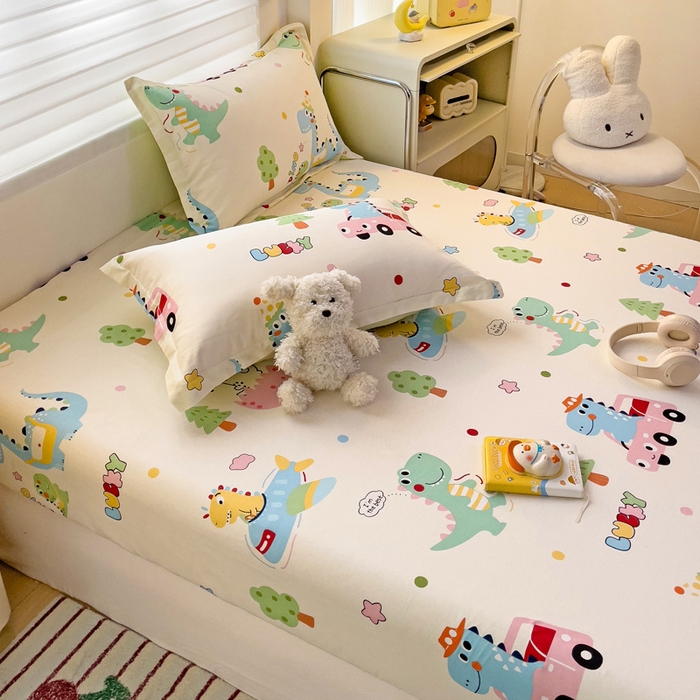 91家纺网 家纺一手货源 找家纺 春雨家居 2025新款春夏卡通印花全棉单床笠 快乐旅行