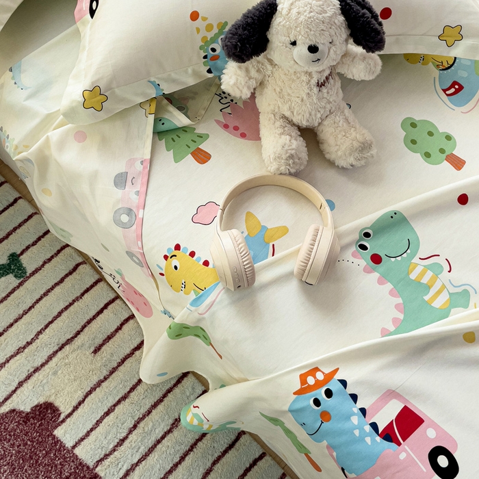 91家纺网 家纺一手货源 找家纺 春雨家居 2025新款春夏卡通印花全棉单床单 快乐旅行