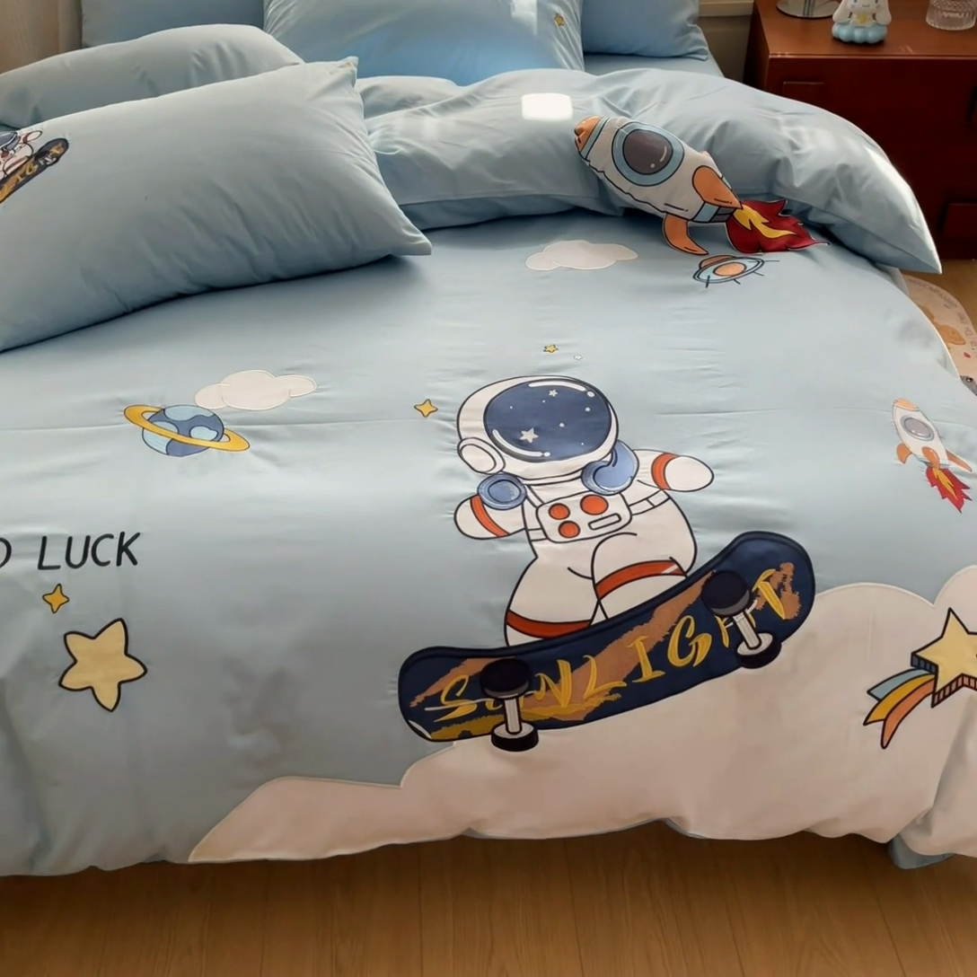 91家纺网 家纺一手货源 找家纺 博雅 2025新款全棉贴布绣卡通四件套 绣花款-太空滑板