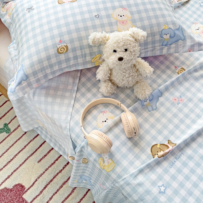 91家纺网 家纺一手货源 找家纺 春雨家居 2025新款春夏卡通印花全棉单床单 星星发夹狗