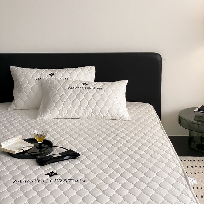 91家纺网 家纺一手货源 找家纺 三味舒屋 2025新款全棉夹棉刺绣床笠 曼丽白