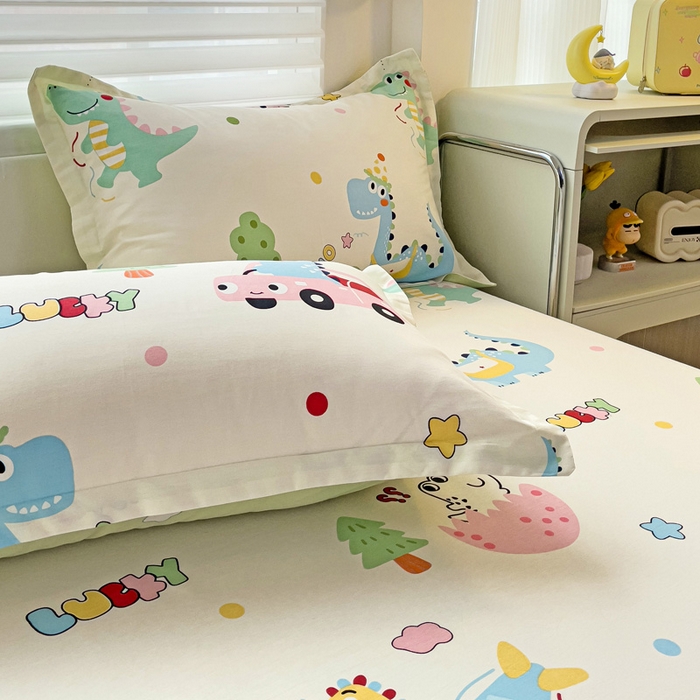 91家纺网 家纺一手货源 找家纺 春雨家居 2025新款春夏卡通印花全棉单床单 快乐旅行