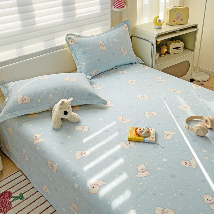 91家纺网 家纺一手货源 找家纺 春雨家居 2025新款春夏卡通印花全棉单床单 蓝色泡芙狗