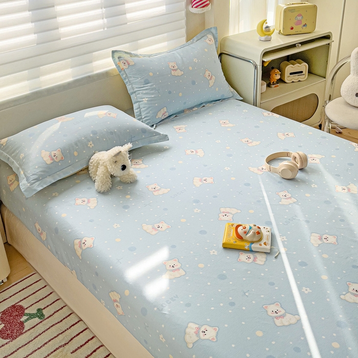 91家纺网 家纺一手货源 找家纺 春雨家居 2025新款春夏卡通印花全棉单床笠 蓝色泡芙狗